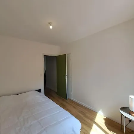 Milan - Au Milieu Des Maisons De Champagne