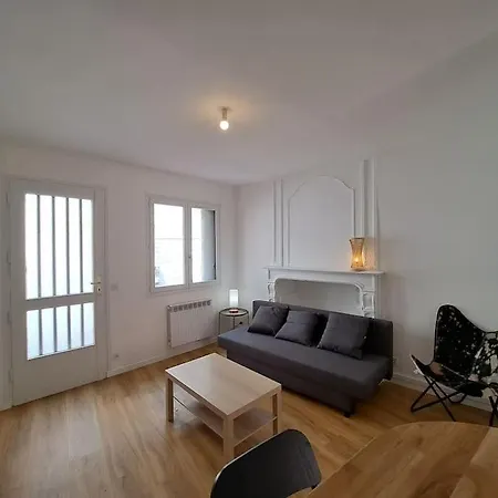 Milan - Au Milieu Des Maisons De Champagne *