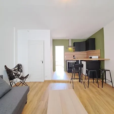 Milan - Au Milieu Des Maisons De Champagne Reims