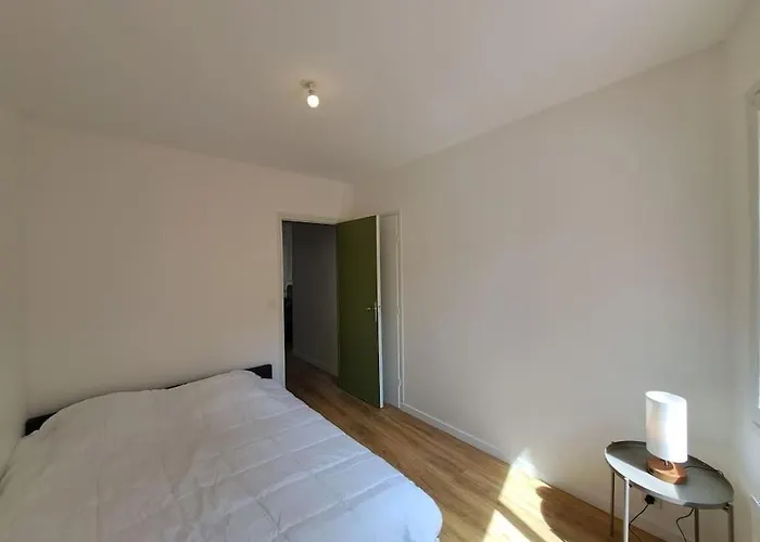 Milan - Au Milieu Des Maisons De Champagne