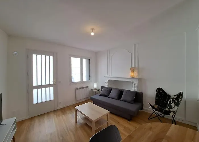 Milan - Au Milieu Des Maisons De Champagne *