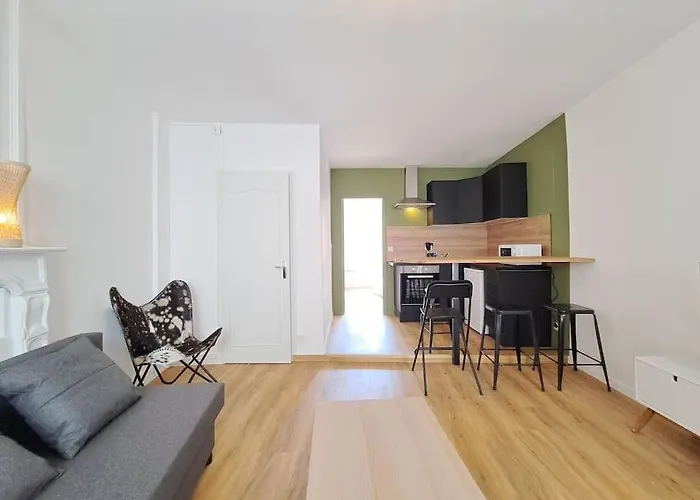 Milan - Au Milieu Des Maisons De Champagne Reims