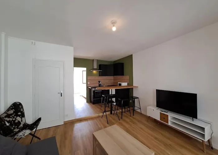 Milan - Au Milieu Des Maisons De Champagne